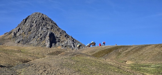Responsible trail care on trekking routes in Peru